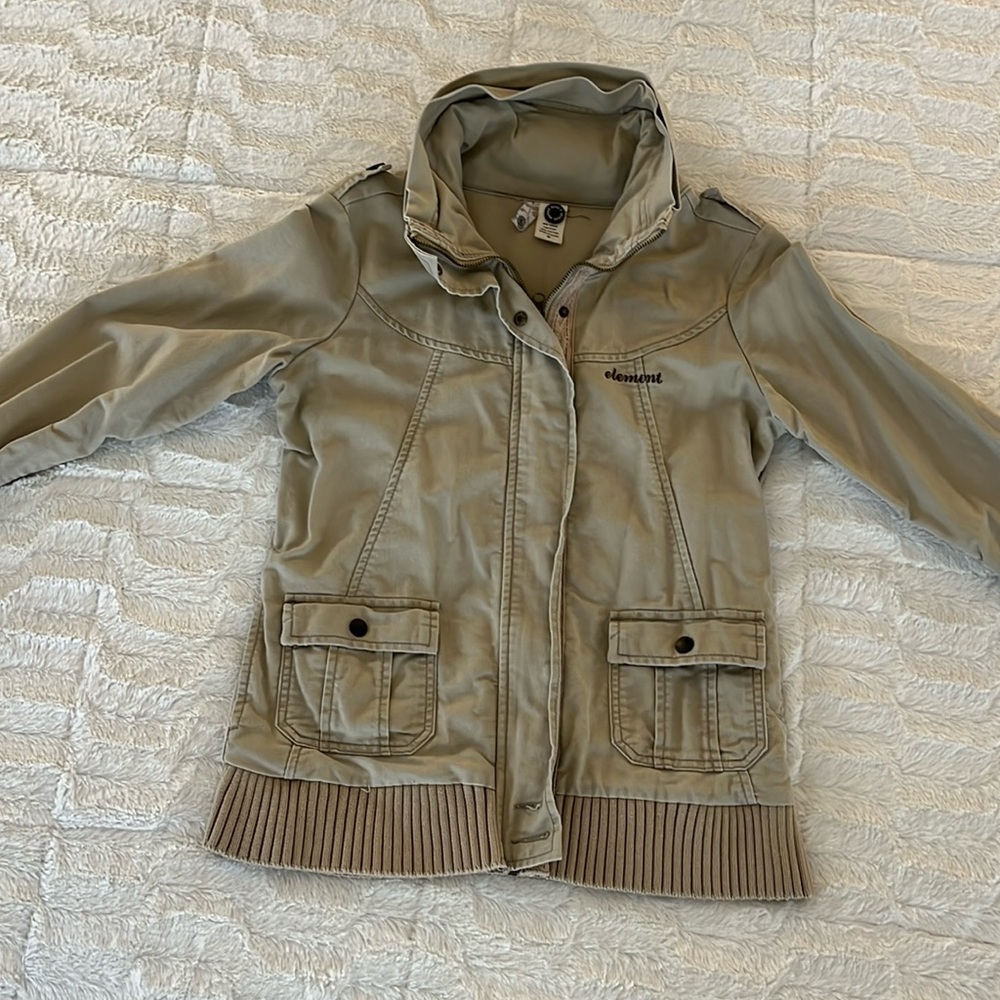 Element jacket with zipper and button closure
